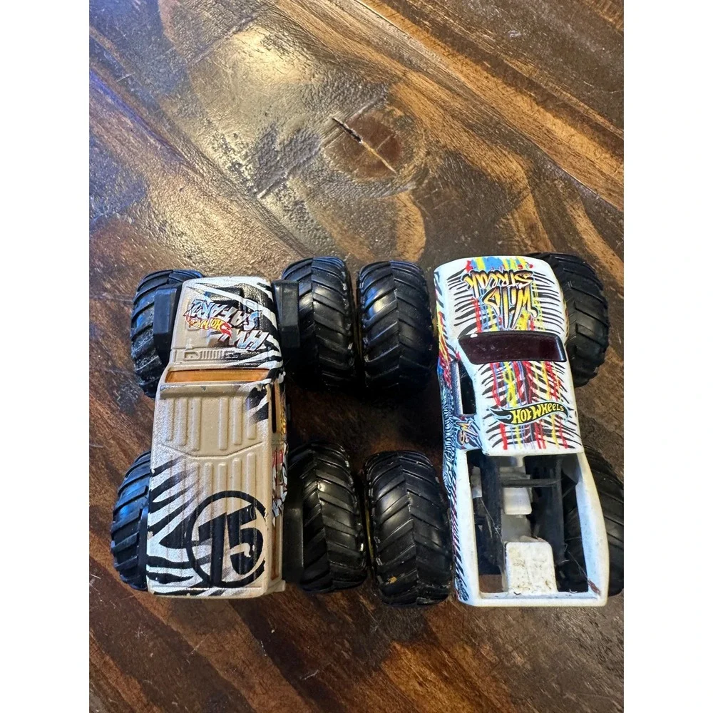 Monster Jam Wild Streak & HW Safari Jeep Monser Truck 1:64‎ Hot Wheels lot of 2